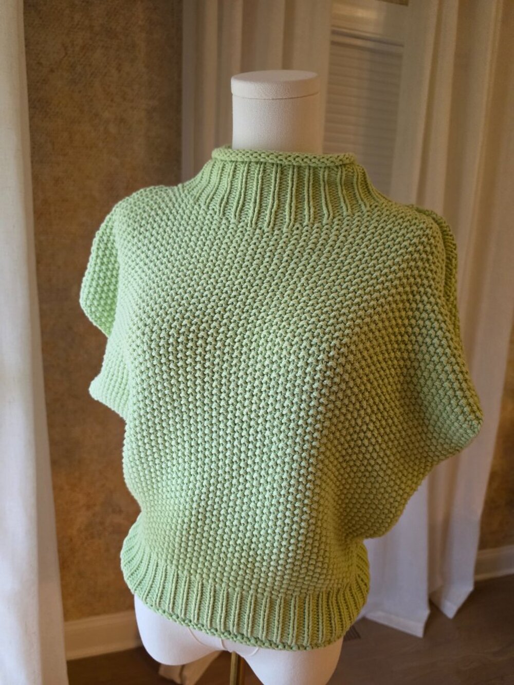 She + Sky Textured Mock-Neck Cap-Sleeve Sweater – Light pistachio green S